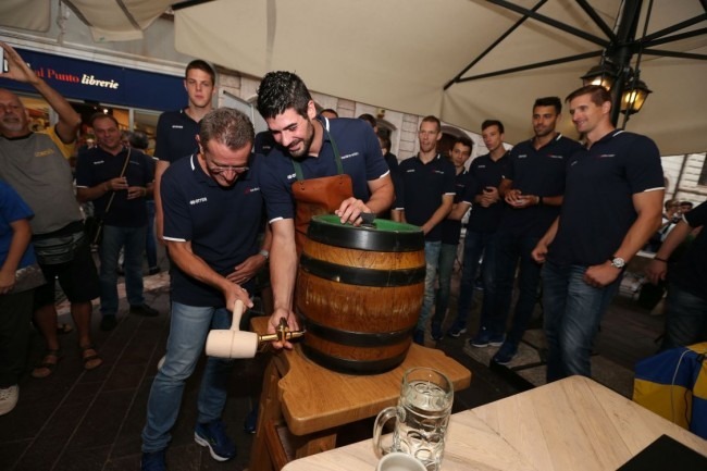 Lorenzetti e Lanza che aprono il fusto di birra